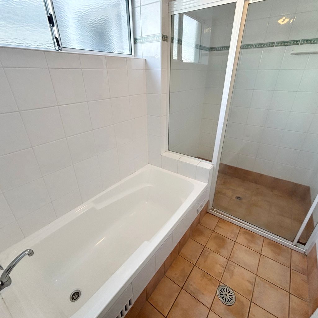 Main bathroom. 