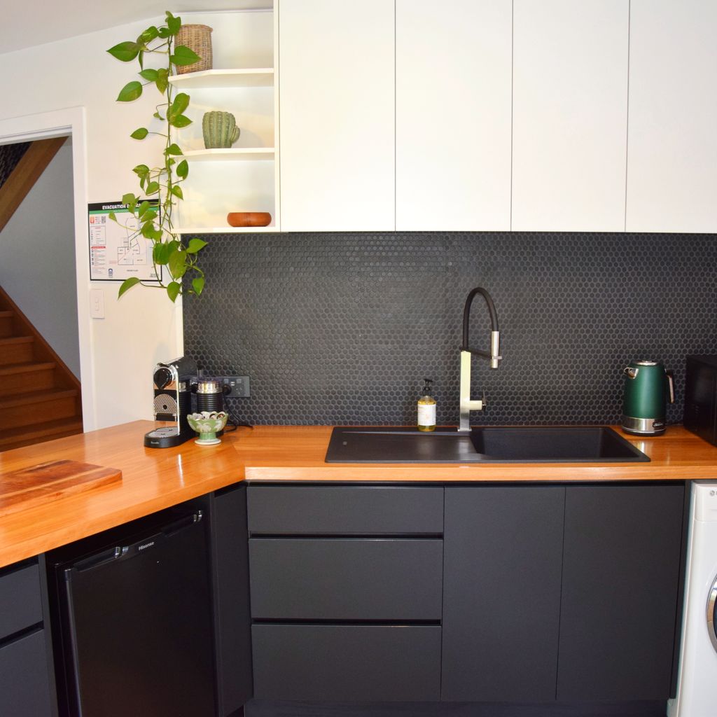 Kitchenette (downstairs studio).