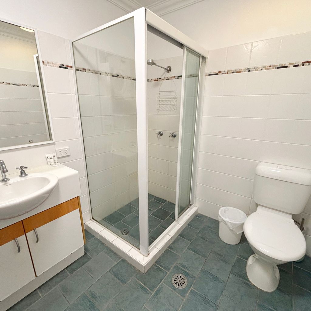 Main bathroom. 