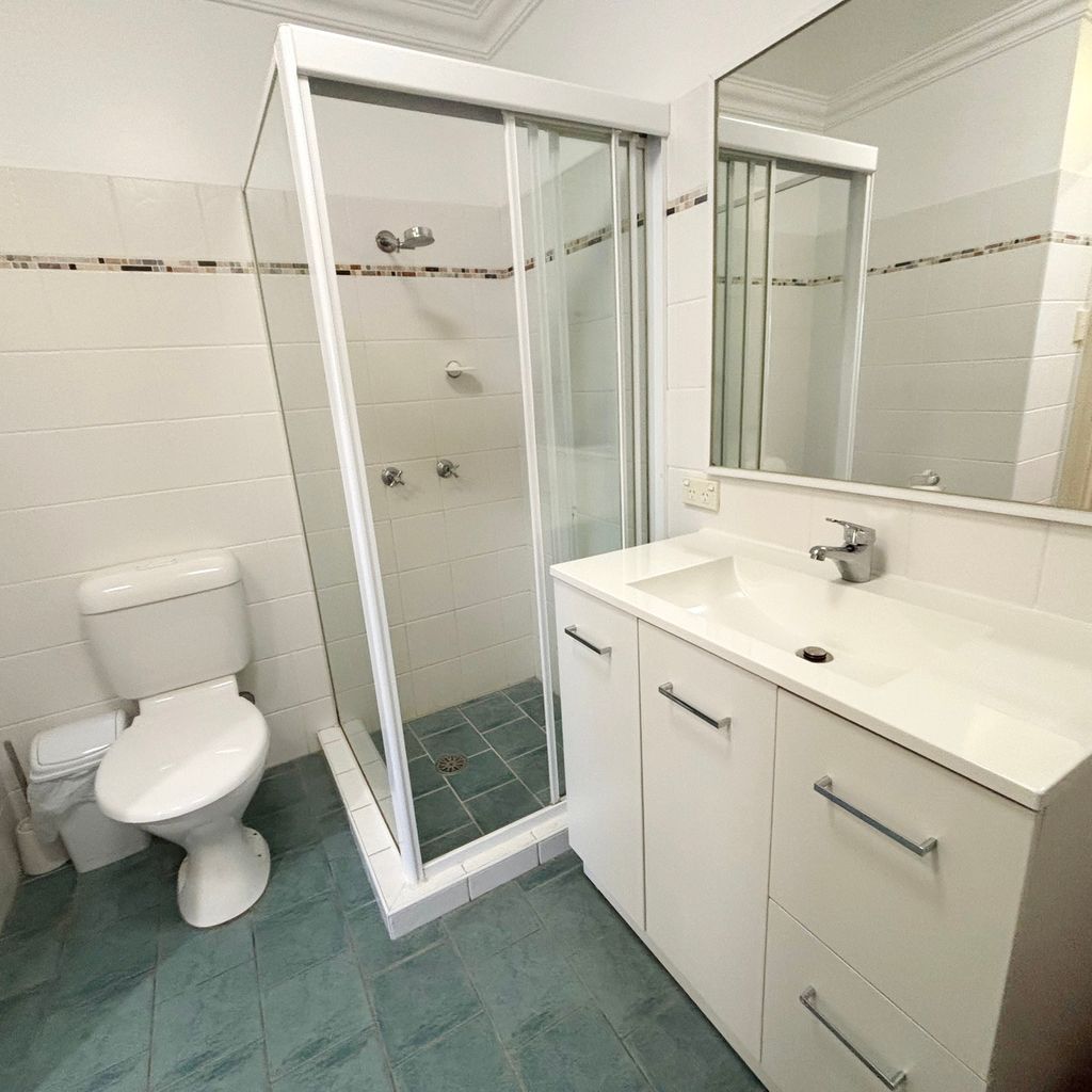 Main bathroom. 