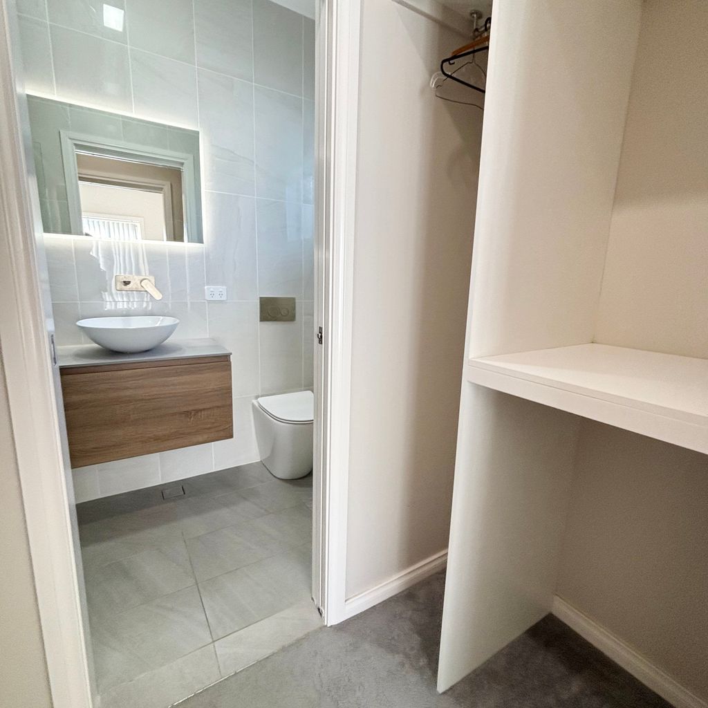 Master ensuite and walk-in robe. 