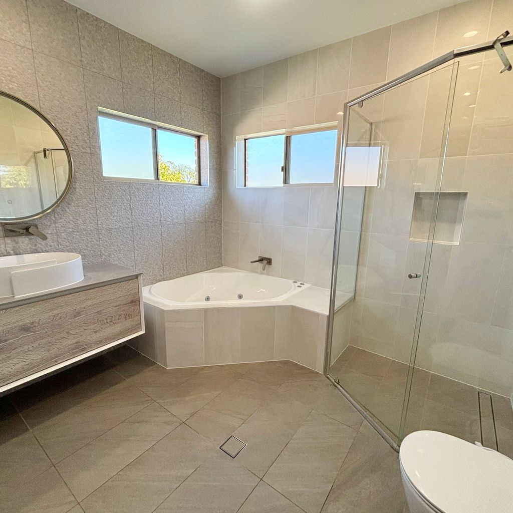 Main bathroom. 