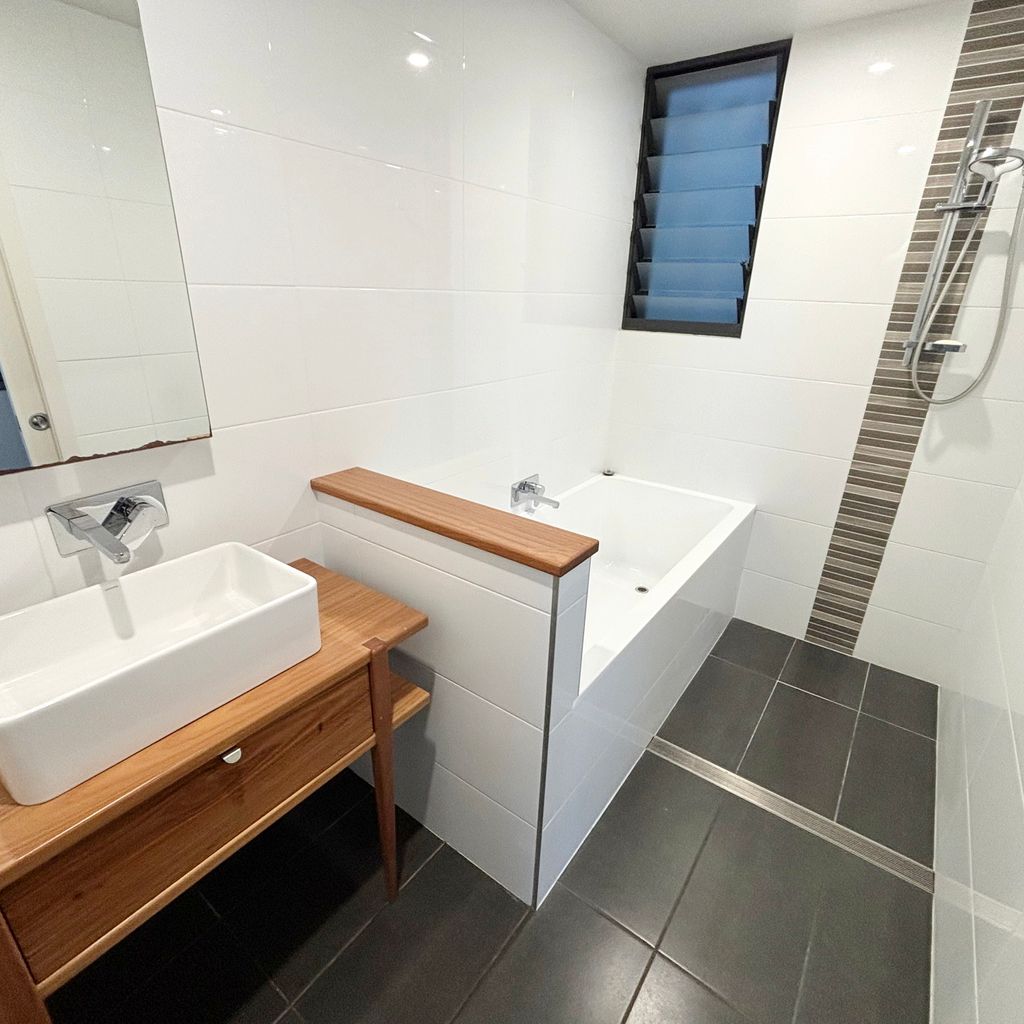 Main bathroom. 