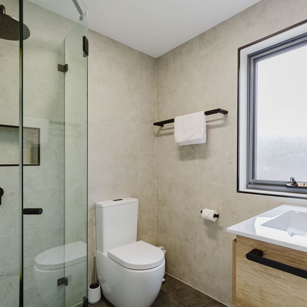 The Lakefront – 2/69 Townsend Street