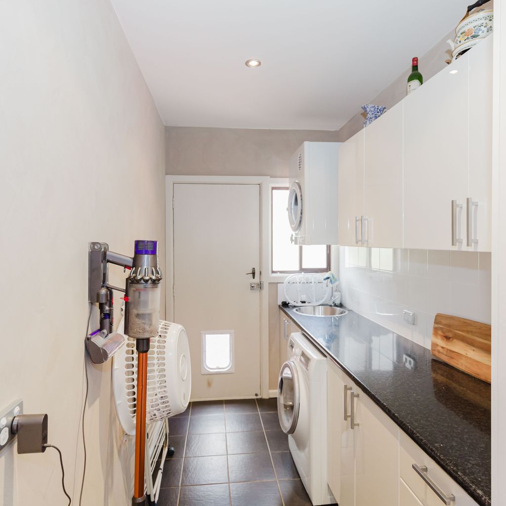 10 Kanangra Crescent – Entire
