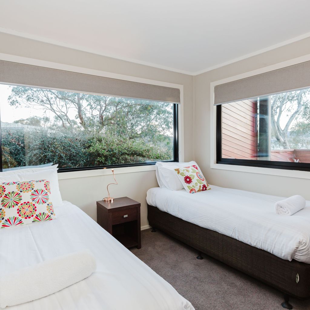 10 Kanangra Crescent – Entire