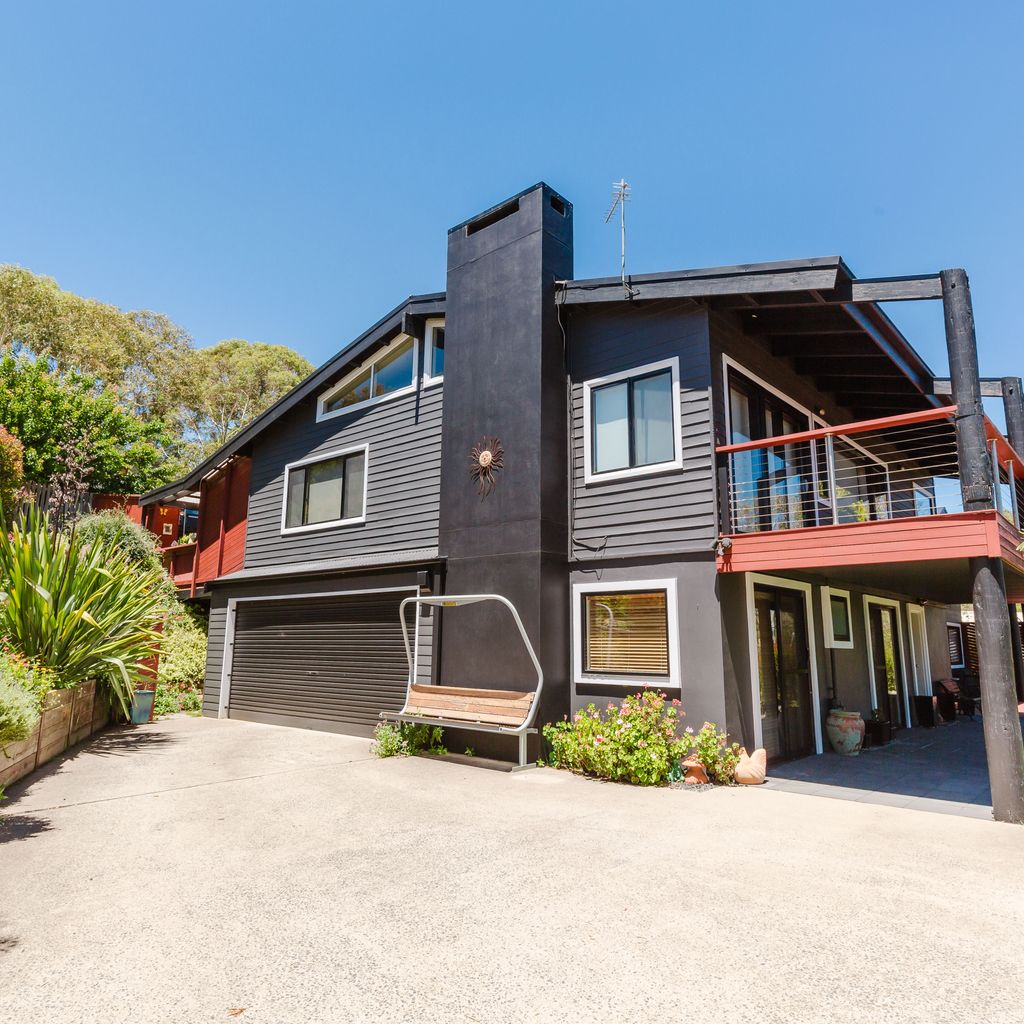10 Kanangra Crescent – Entire