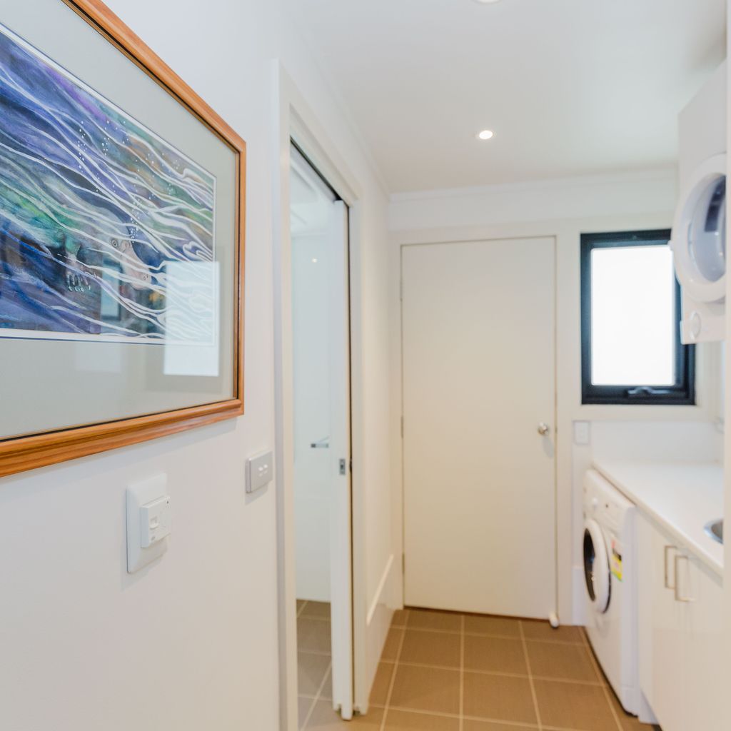 10 Kanangra Crescent – Entire