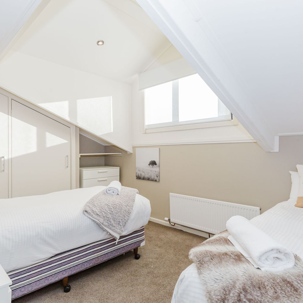 10 Kanangra Crescent – Entire