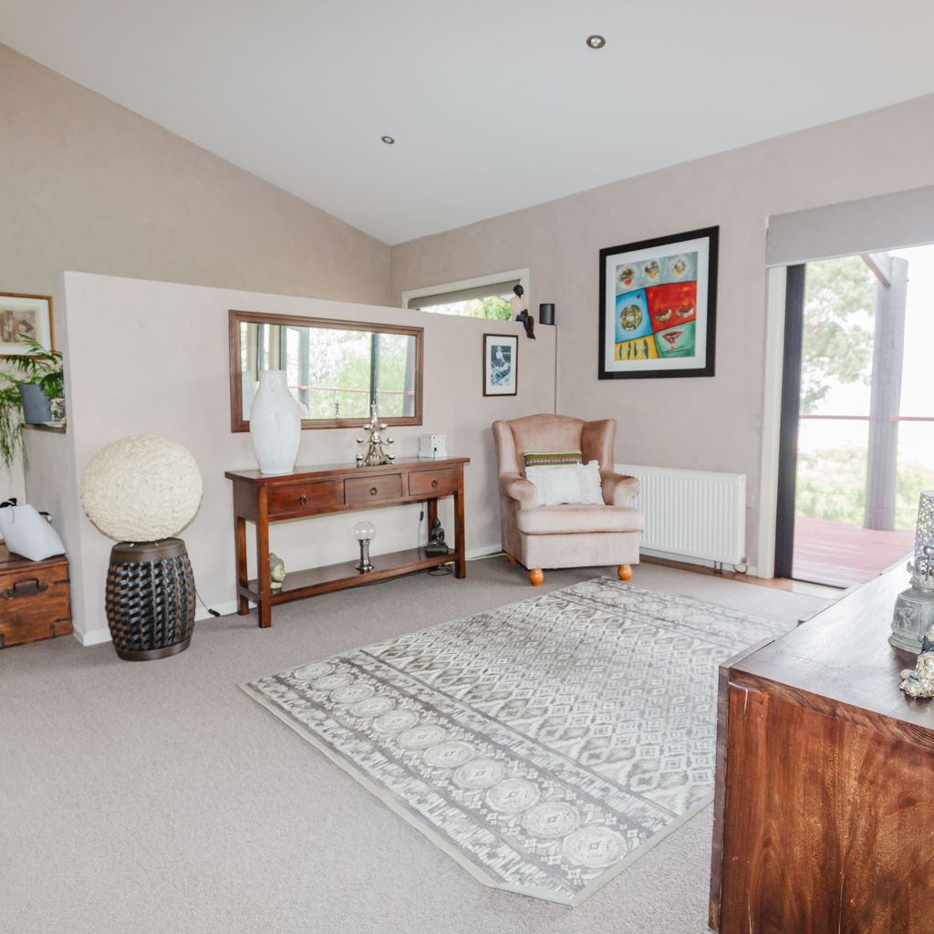 10 Kanangra Crescent – Entire