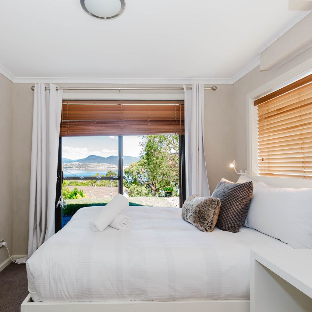 10 Kanangra Crescent – Entire