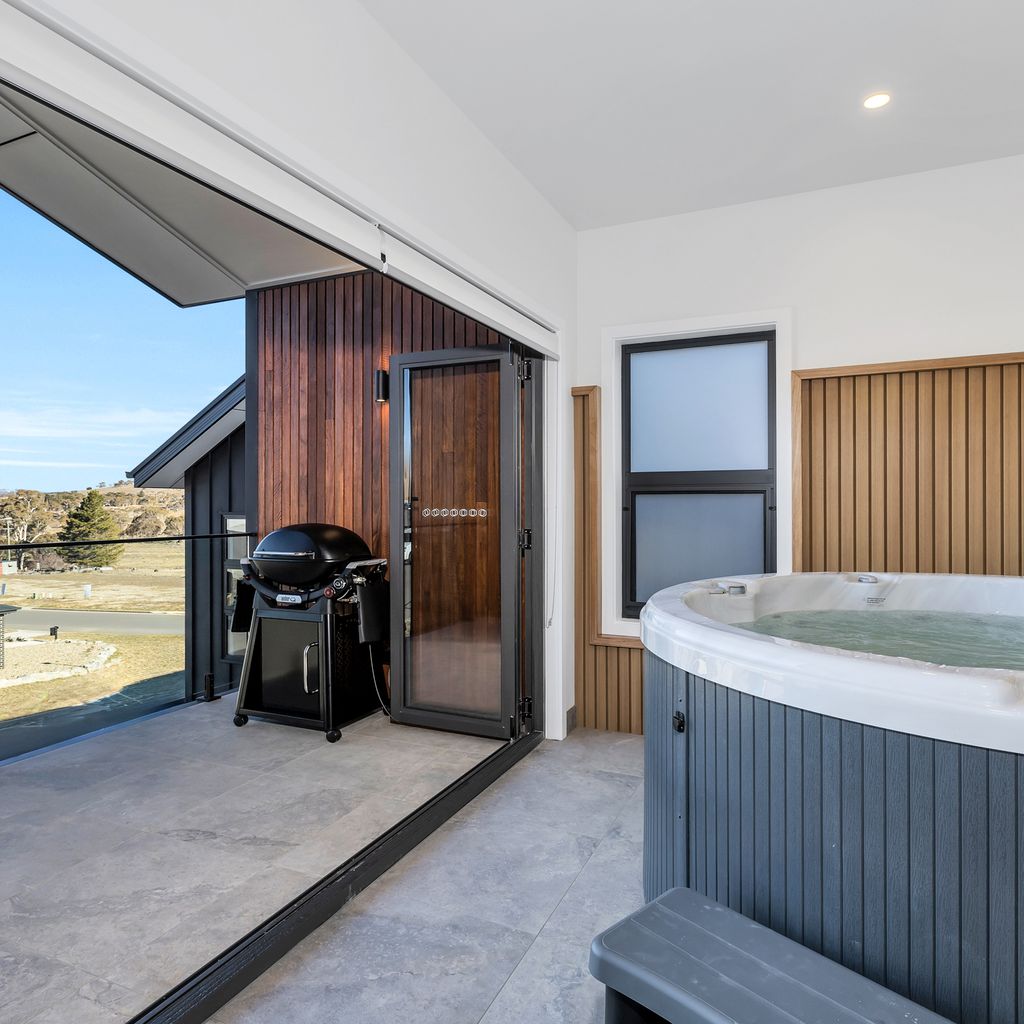 The Peak at Abbott. Spa, EV Charger & Luxury – 14 Abbott Street