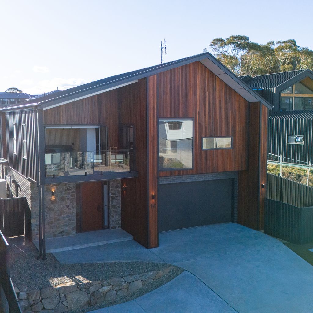 The Peak at Abbott. Spa, EV Charger & Luxury – 14 Abbott Street