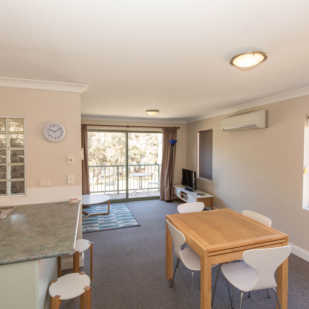 Cobb & Co – 3/39 Cobbon Crescent