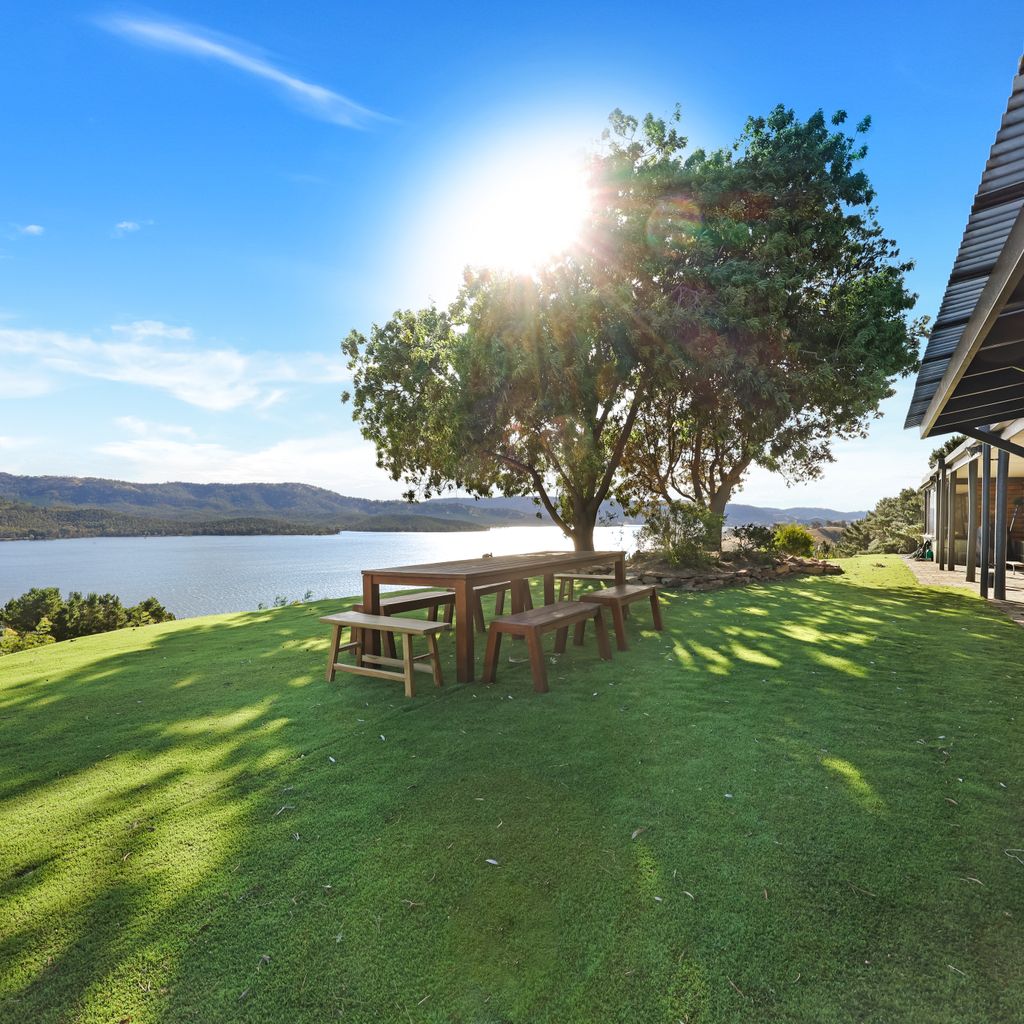 Lake Eildon Retreat – Breathtaking Views – Sleeps 12