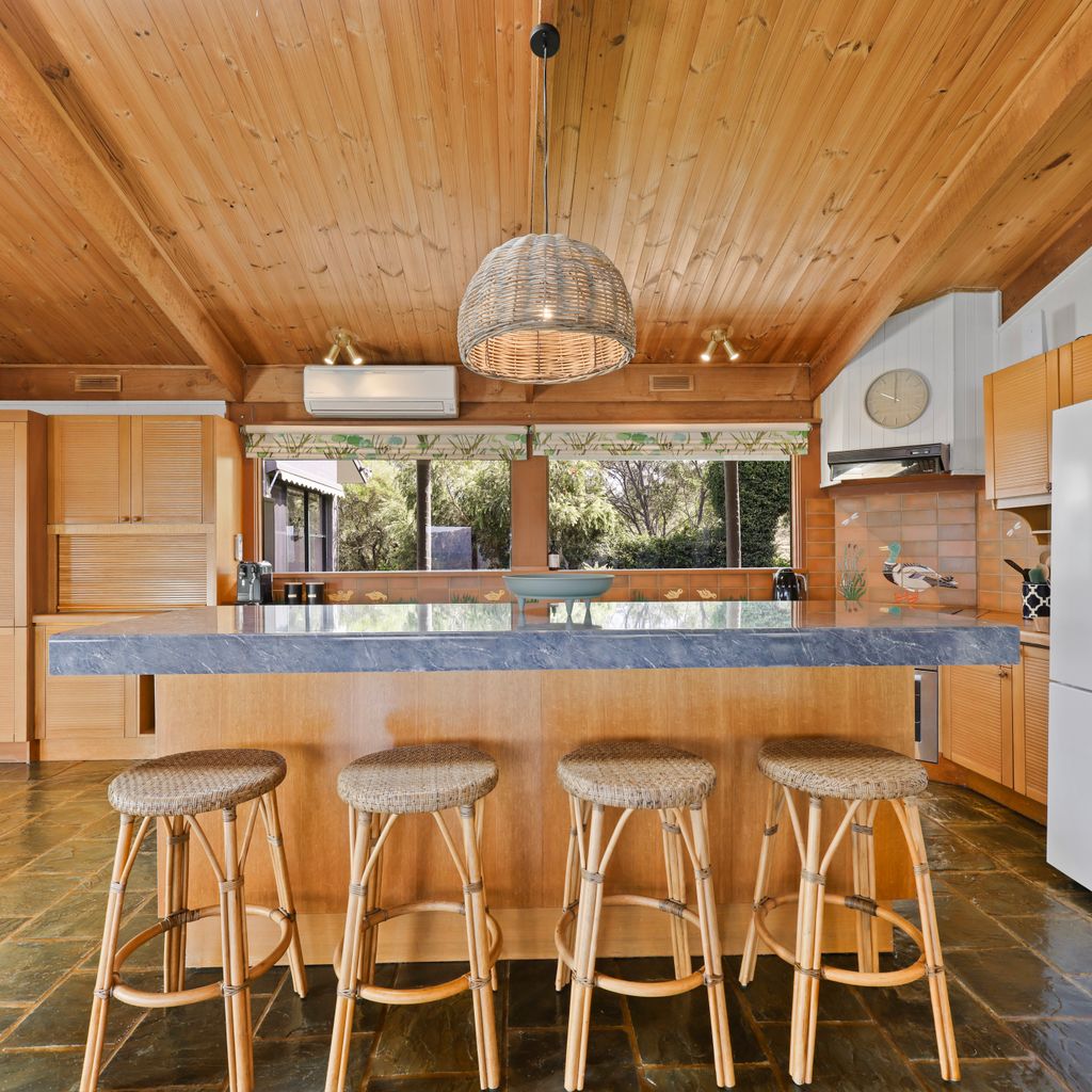 Lake Eildon Retreat – Breathtaking Views – Sleeps 12