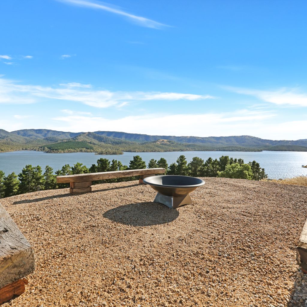 Lake Eildon Retreat – Breathtaking Views – Sleeps 12