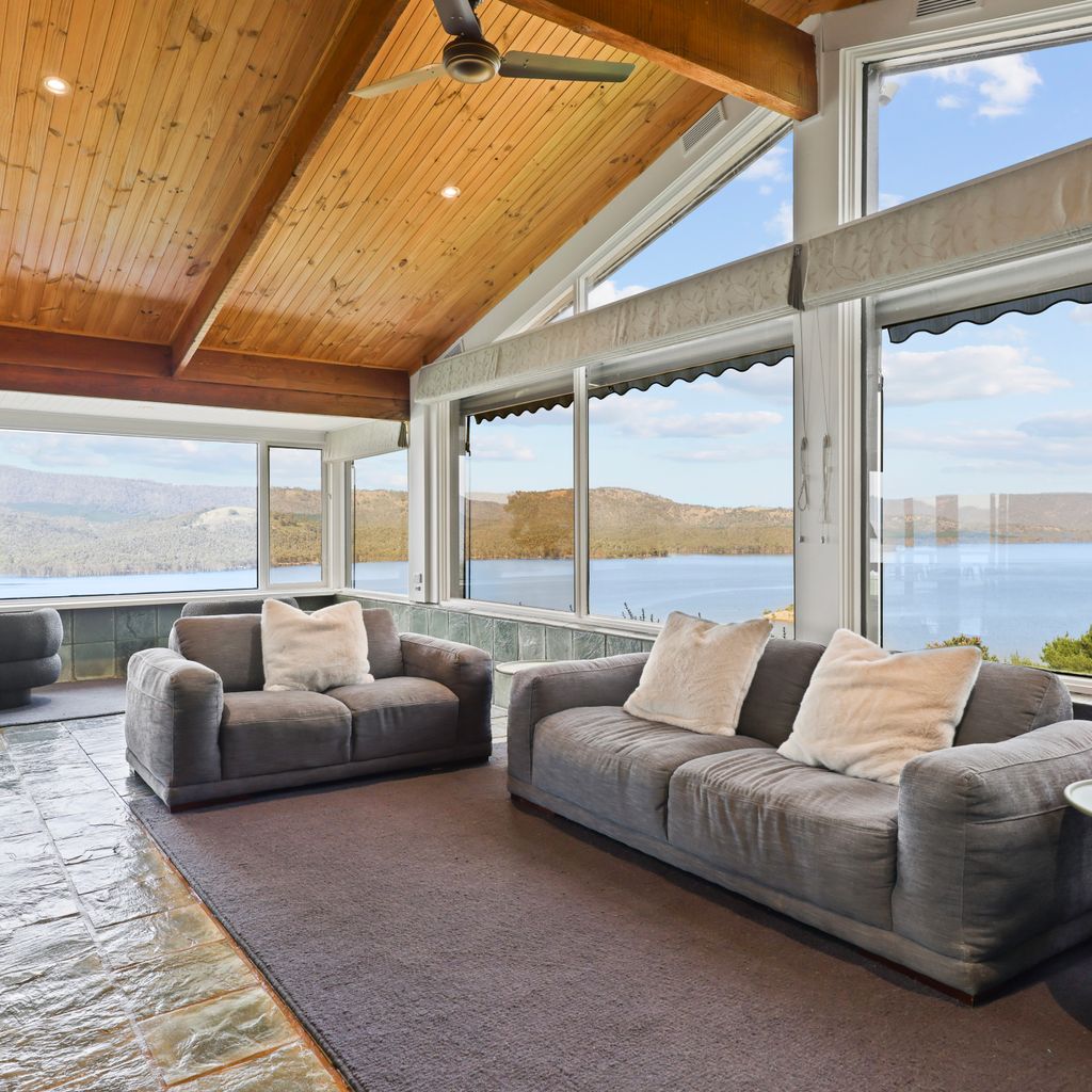 Lake Eildon Retreat – Breathtaking Views – Sleeps 12