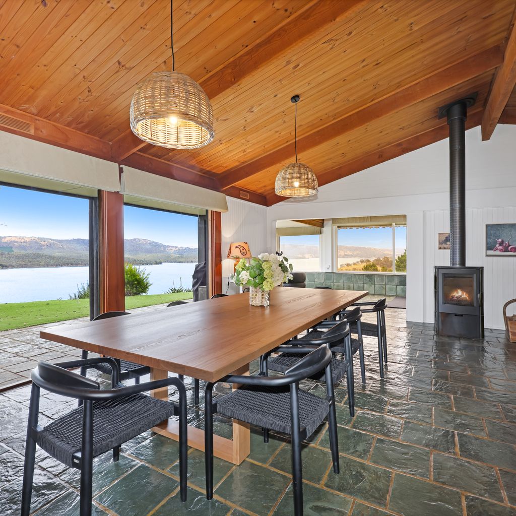 Lake Eildon Retreat – Breathtaking Views – Sleeps 12