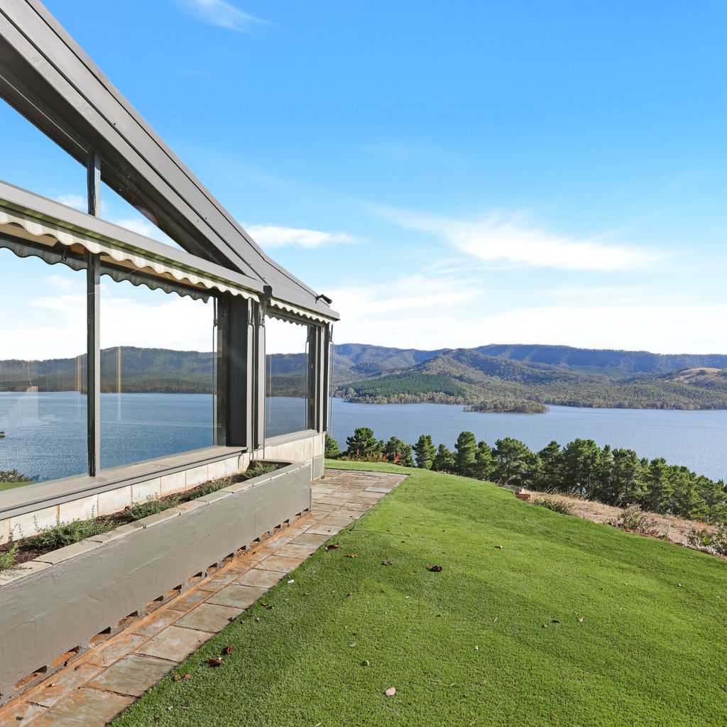 Lake Eildon Retreat – Breathtaking Views – Sleeps 12