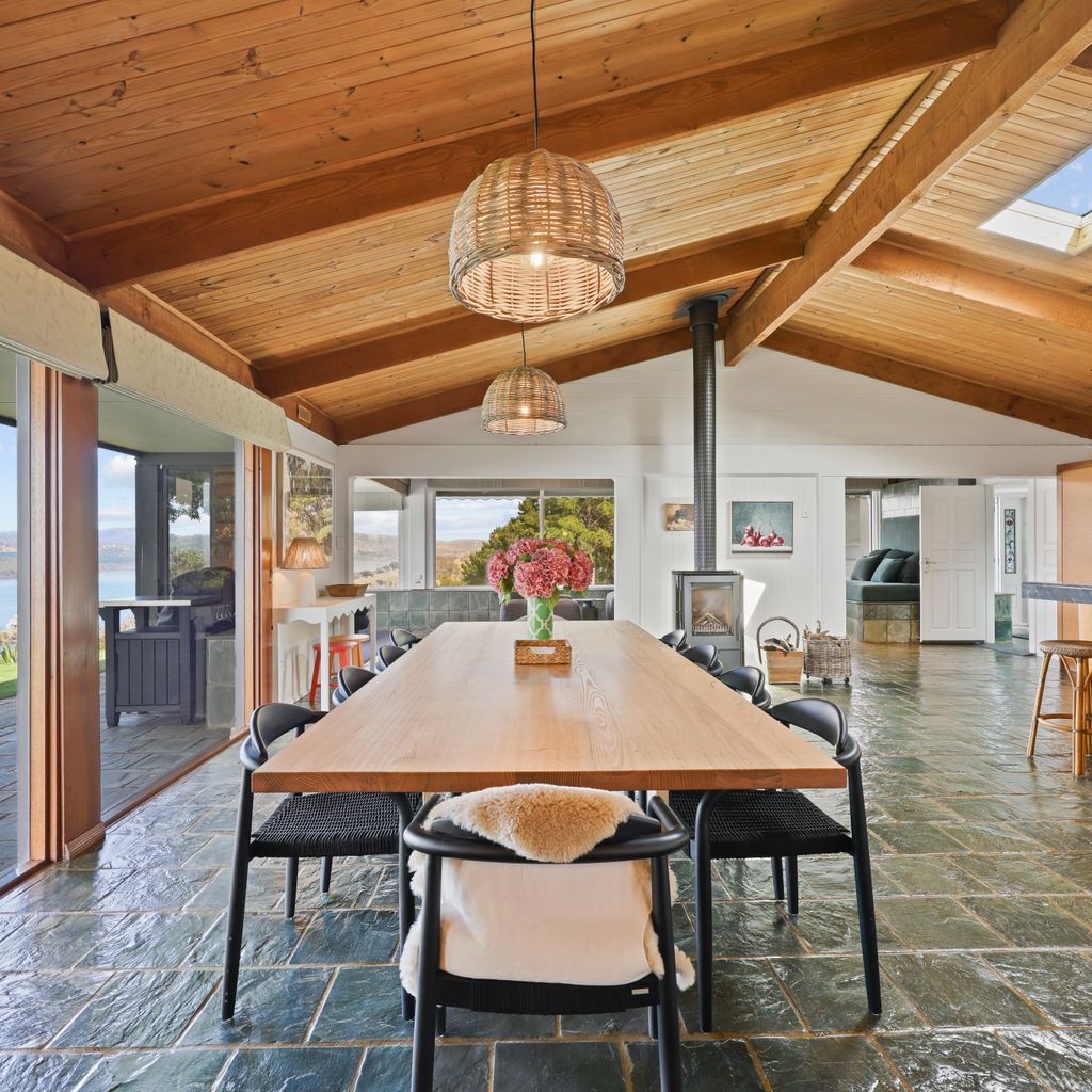 Lake Eildon Retreat – Breathtaking Views – Sleeps 12