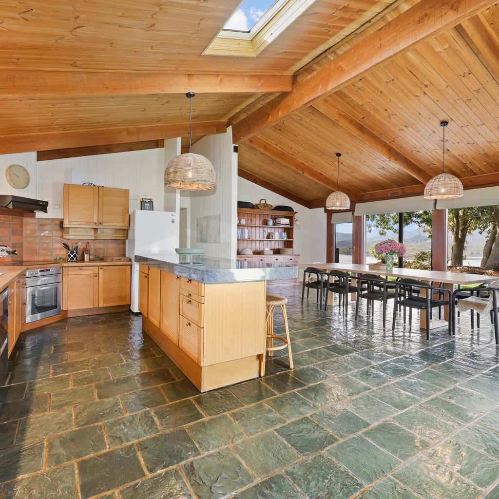 Lake Eildon Retreat – Breathtaking Views – Sleeps 12