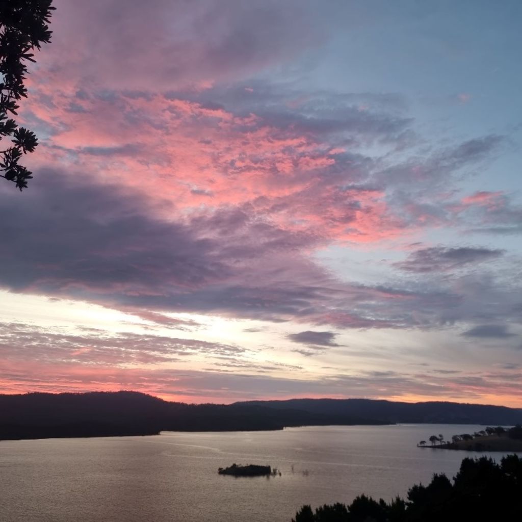 Lake Eildon Retreat – Breathtaking Views – Sleeps 12