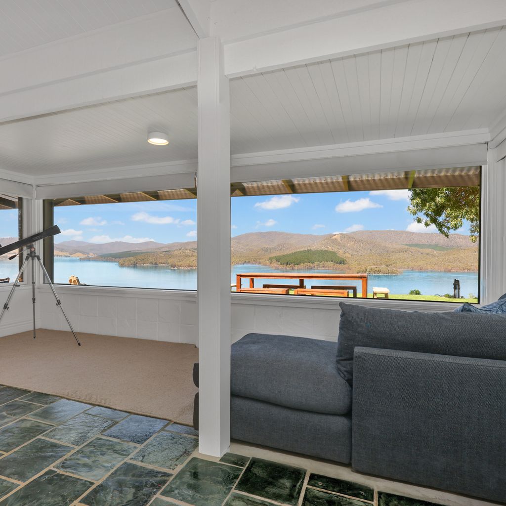 Lake Eildon Retreat – Breathtaking Views – Sleeps 12