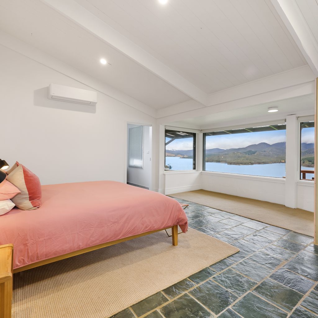 Lake Eildon Retreat – Breathtaking Views – Sleeps 12