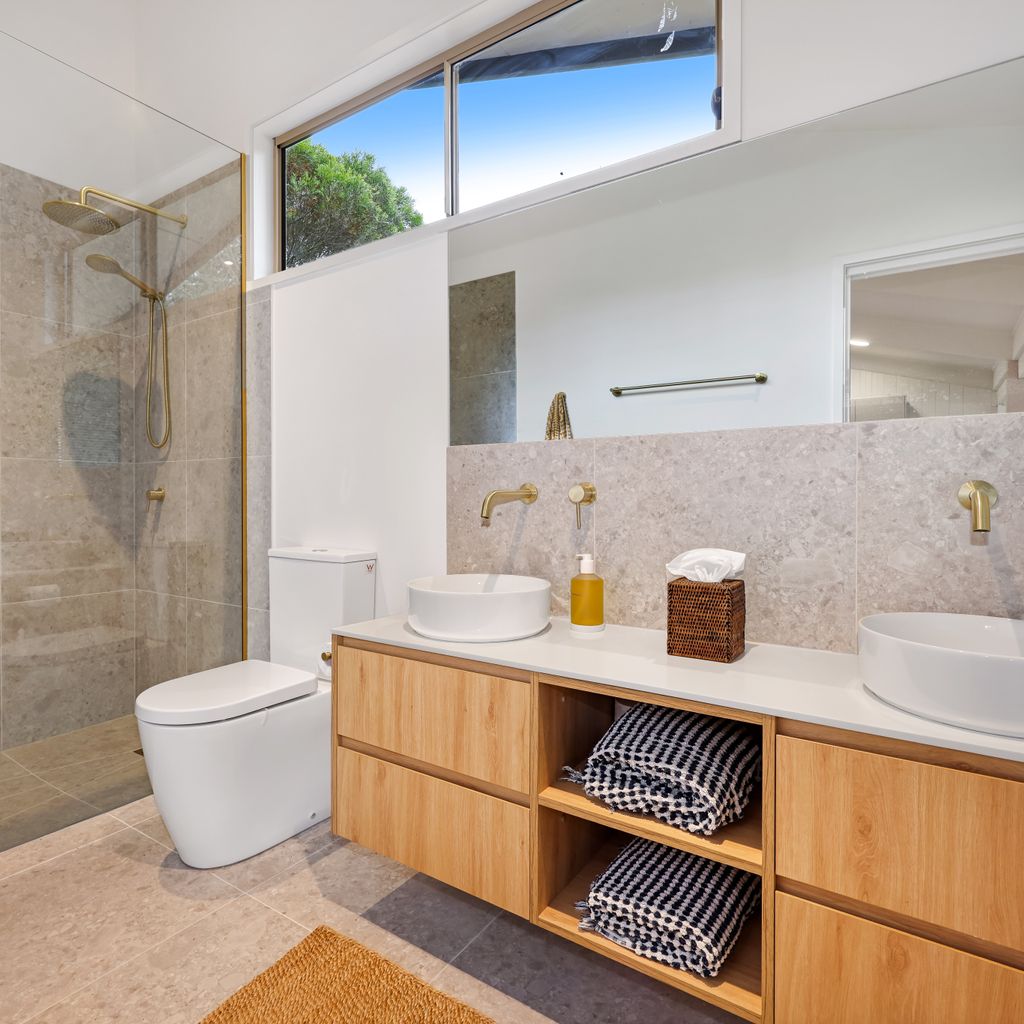 Lake Eildon Retreat – Breathtaking Views – Sleeps 12