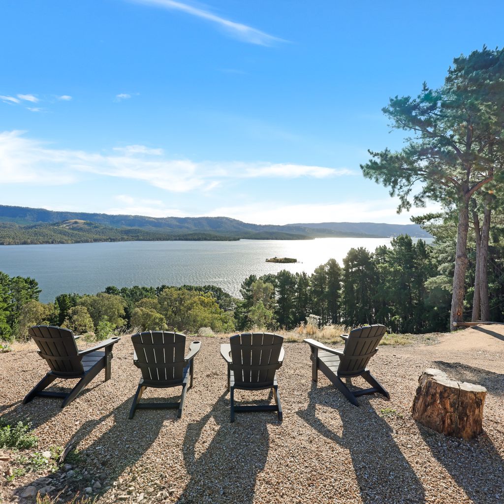 Lake Eildon Retreat – Breathtaking Views – Sleeps 12