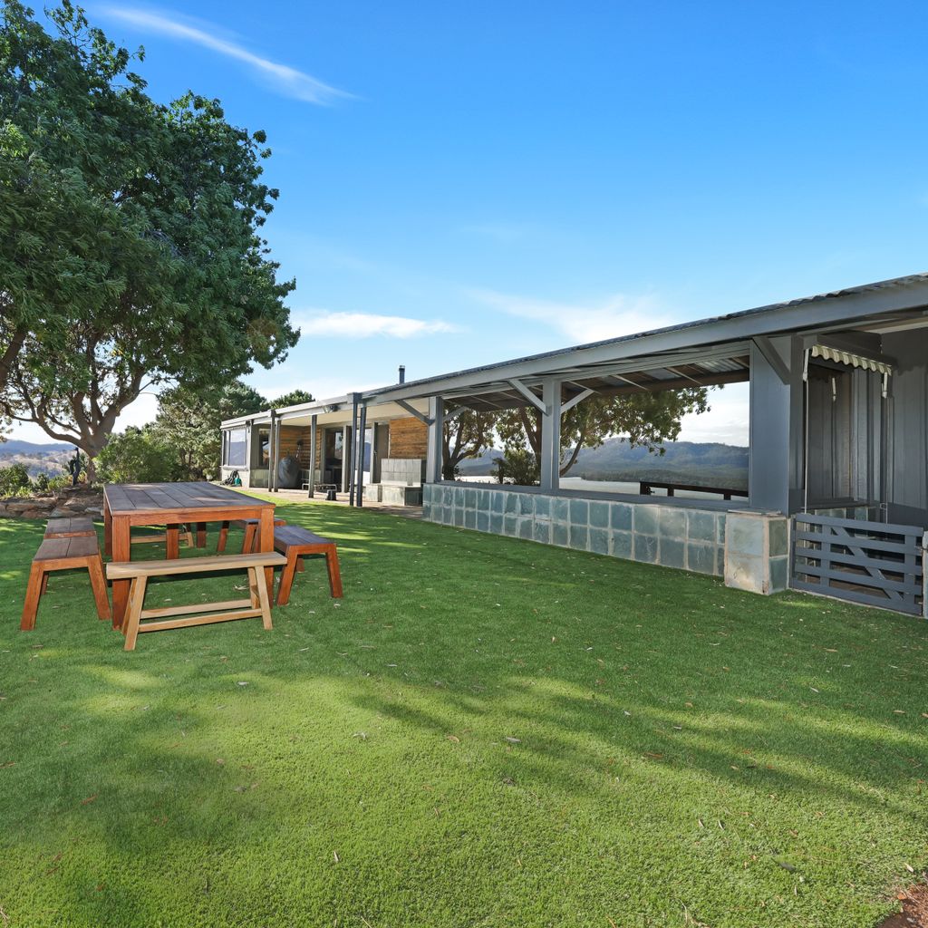 Lake Eildon Retreat – Breathtaking Views – Sleeps 12