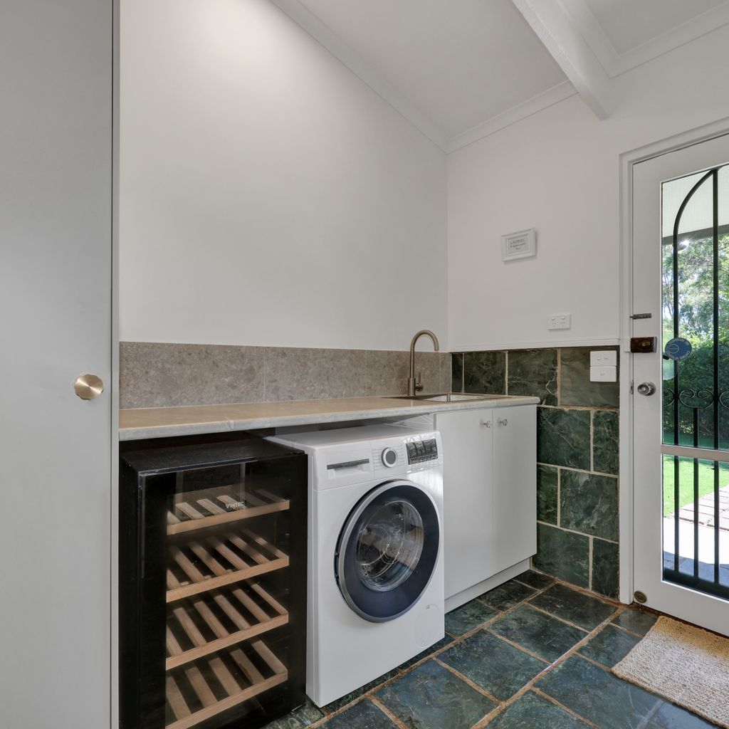 Lake Eildon Retreat – Breathtaking Views – Sleeps 12
