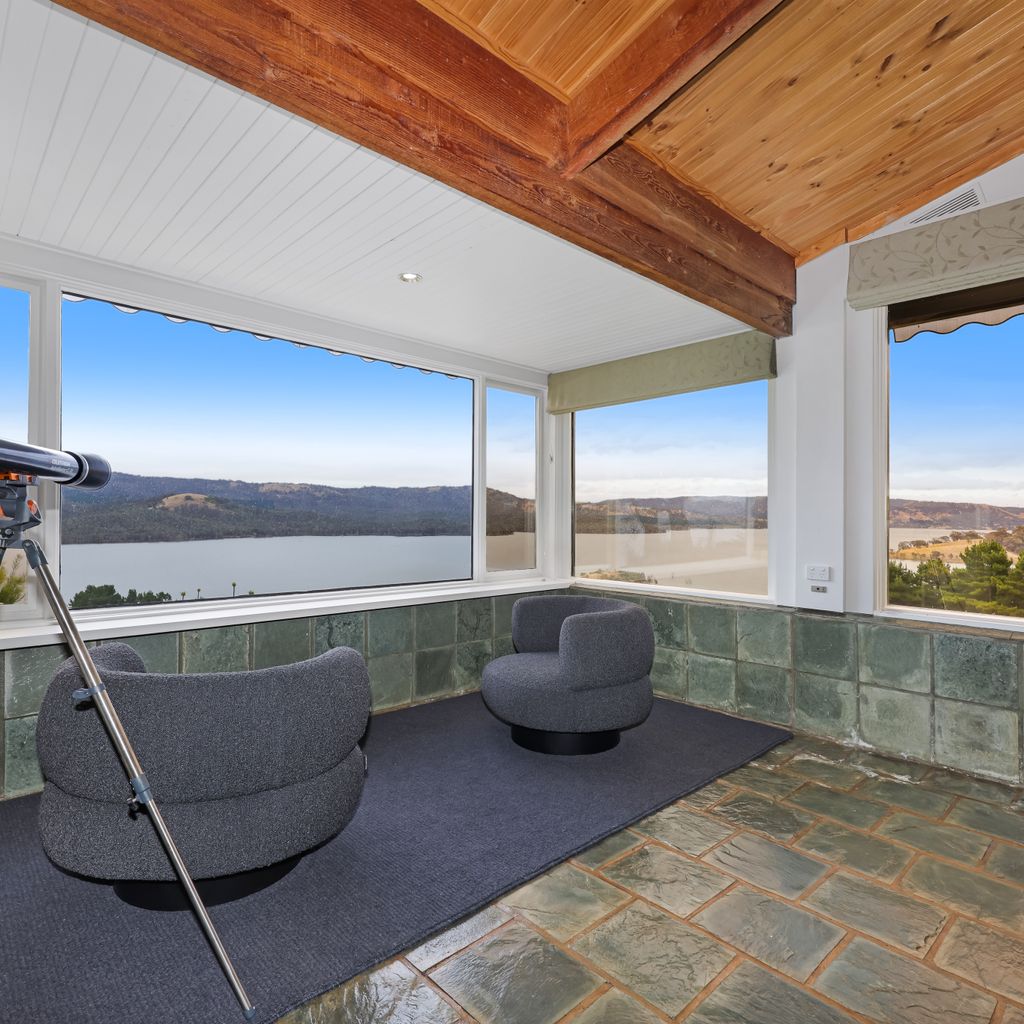 Lake Eildon Retreat – Breathtaking Views – Sleeps 12