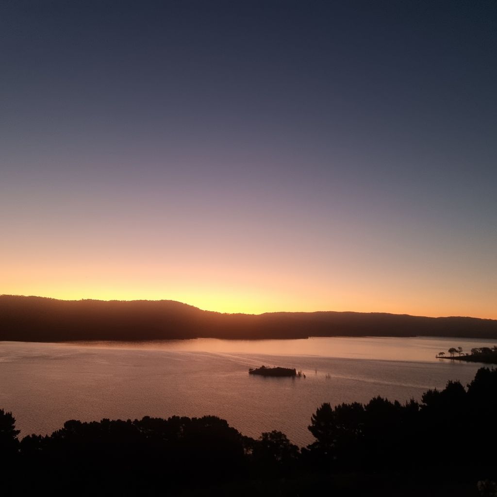 Lake Eildon Retreat – Breathtaking Views – Sleeps 12