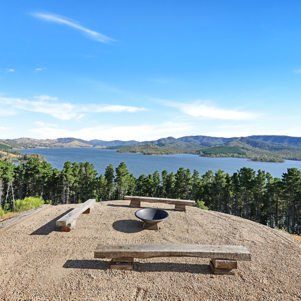 Lake Eildon Retreat – Breathtaking Views – Sleeps 12