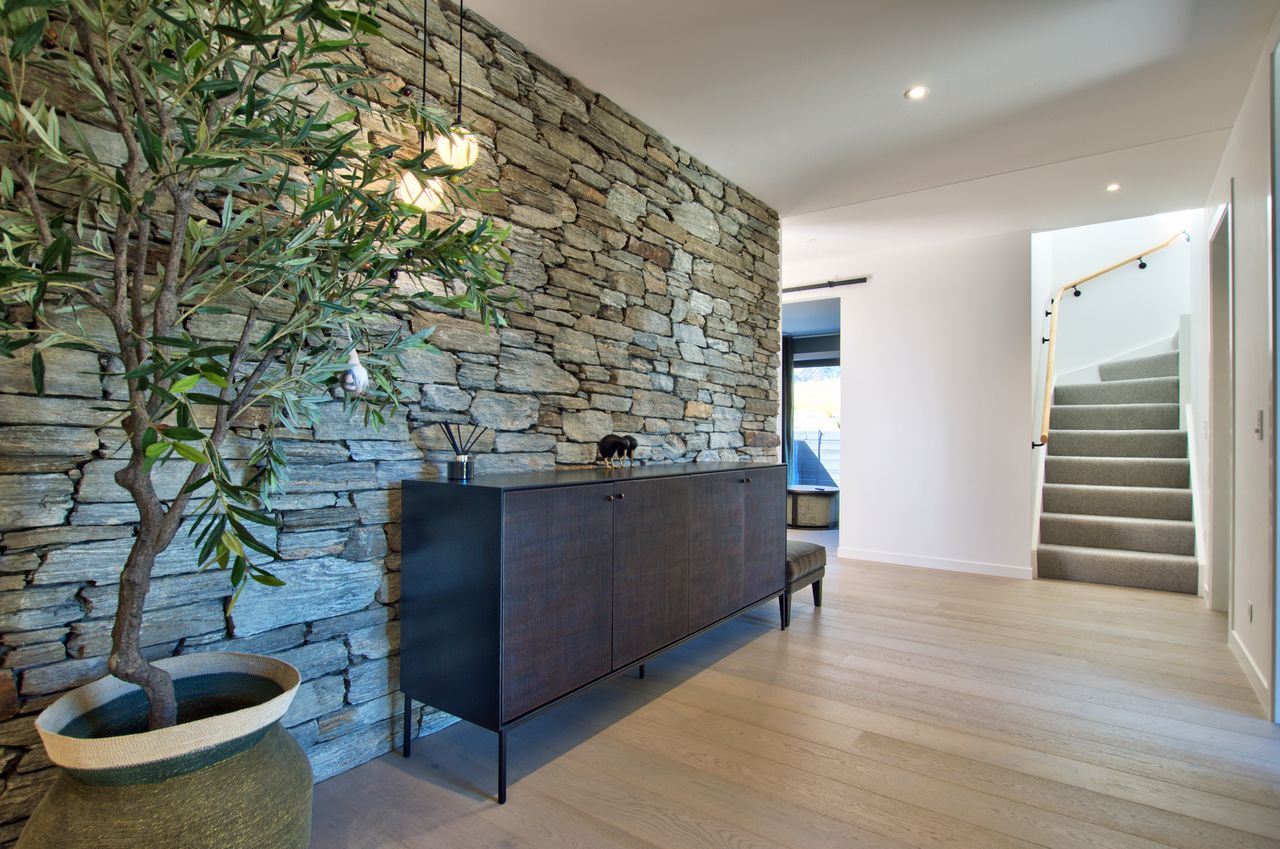 Large entrance with feature schist wall