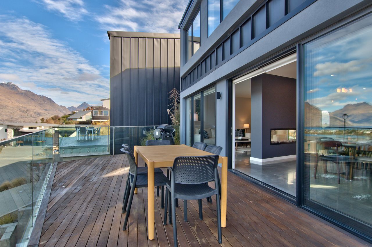 Large balcony with outdoor dining table & BBQ