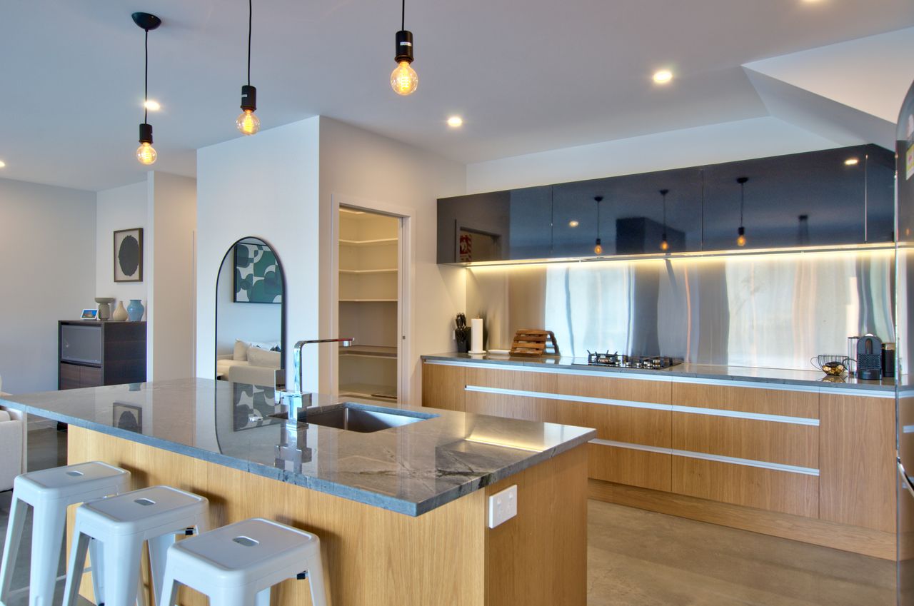 Large kitchen with walk in pantry & breakfast bar