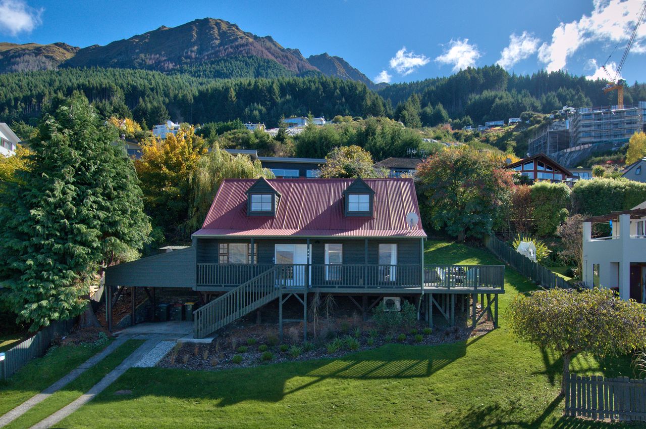 Red Peaks sits beautifully in a lovely garden setting with views in front and behind