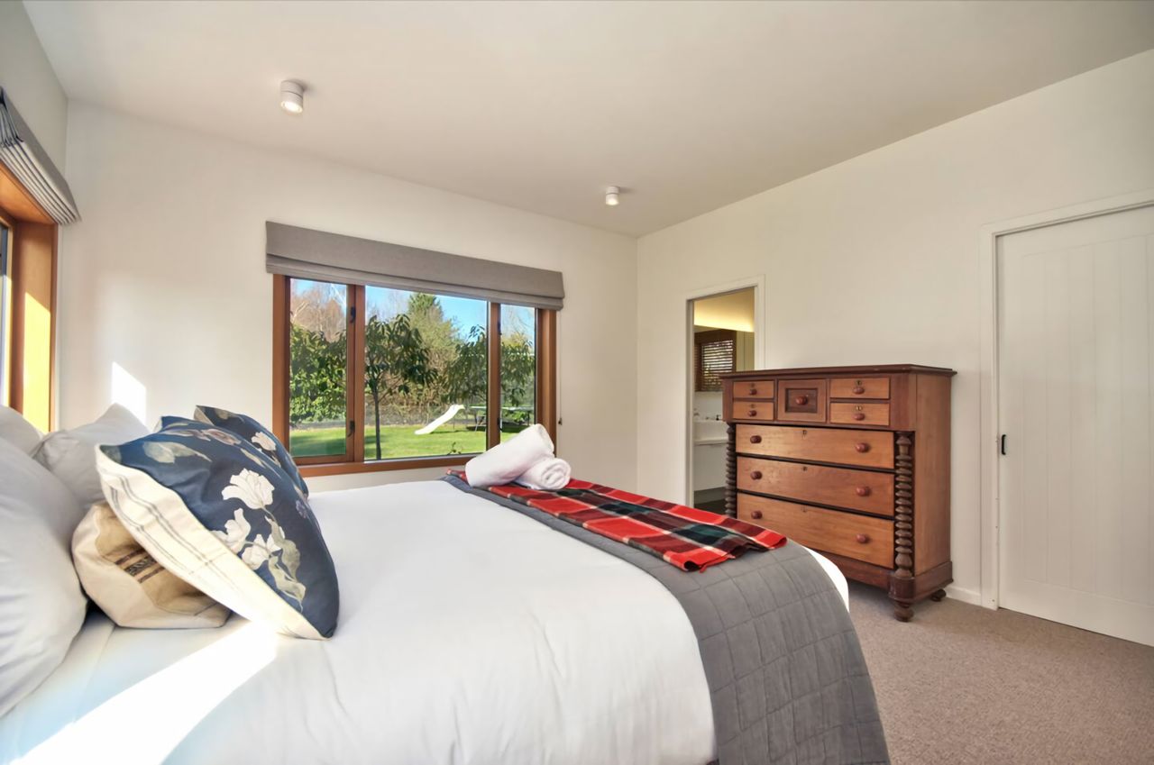 Master bedroom with Ensuite & robe