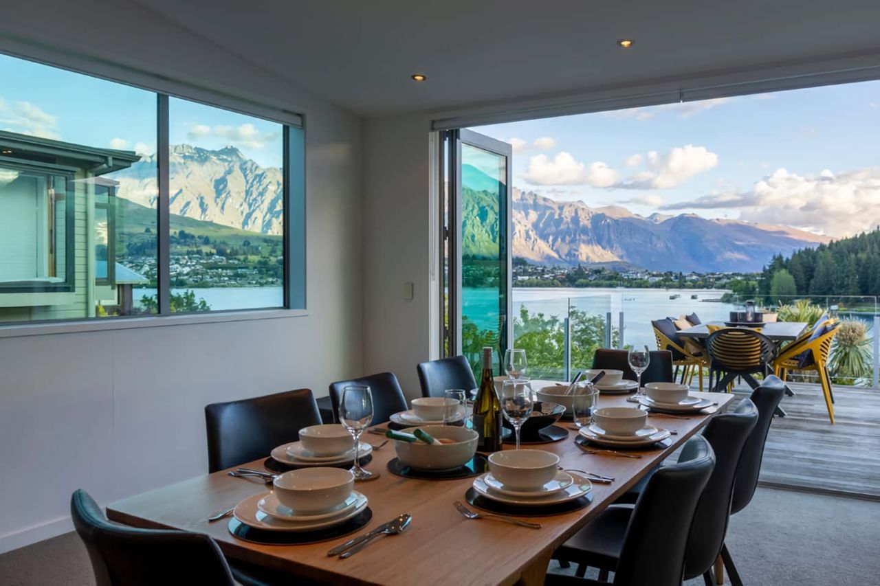 Indoor / Outdoor dining