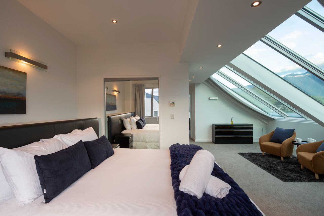 Master bedroom - King bed