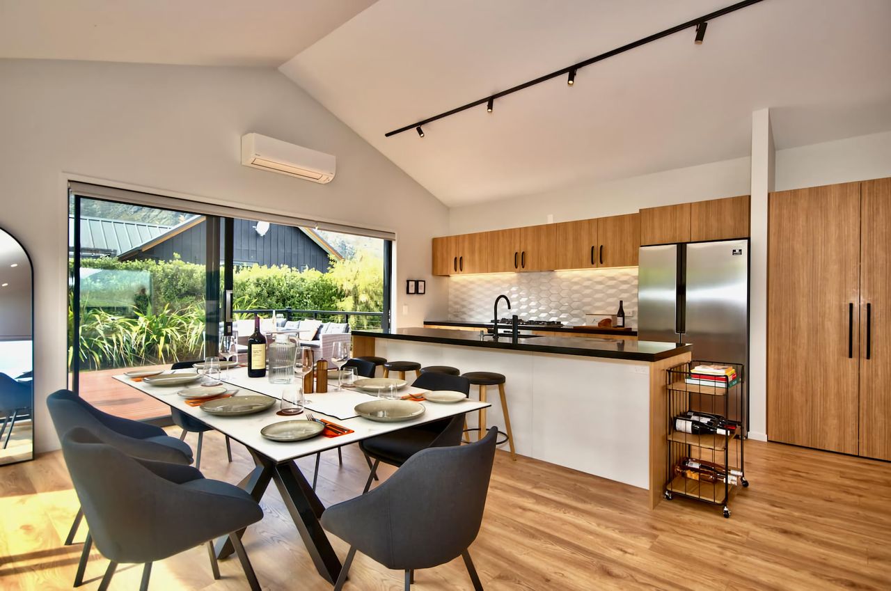 Kitchen & dining area