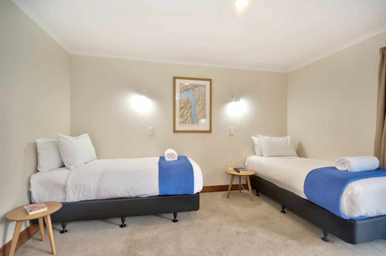 Bedroom 3 = 2 single beds