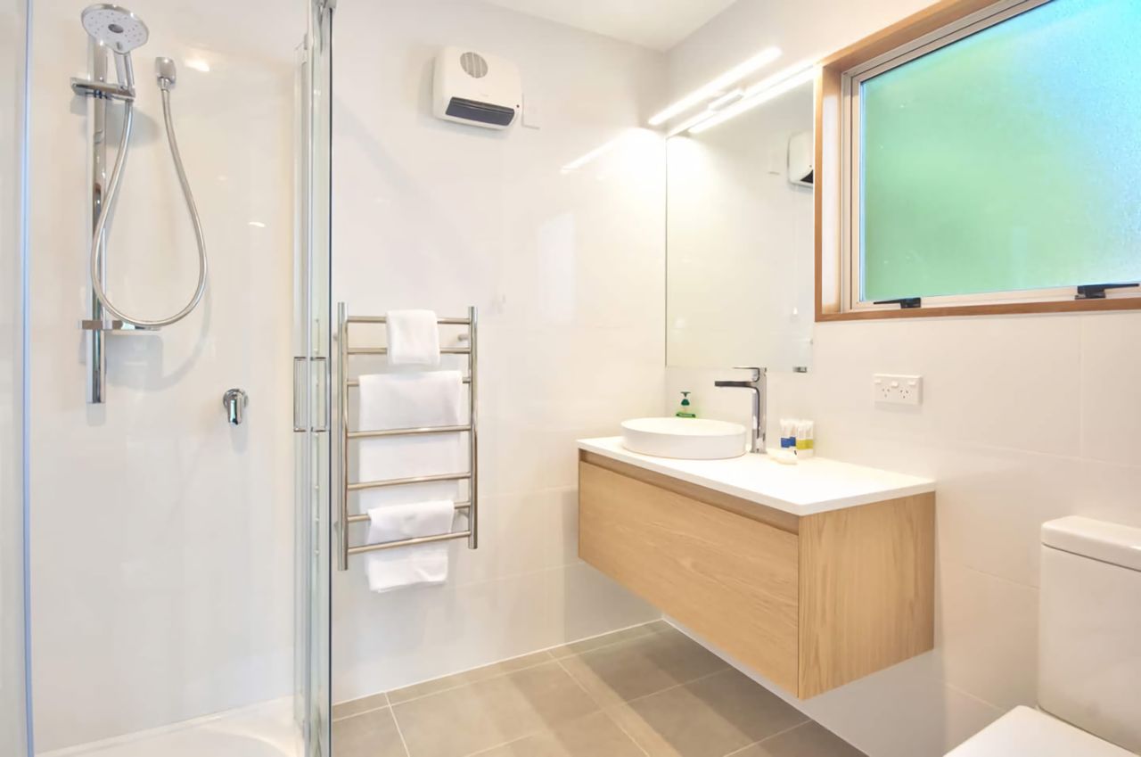 Downstairs ensuite for Bedroom 3