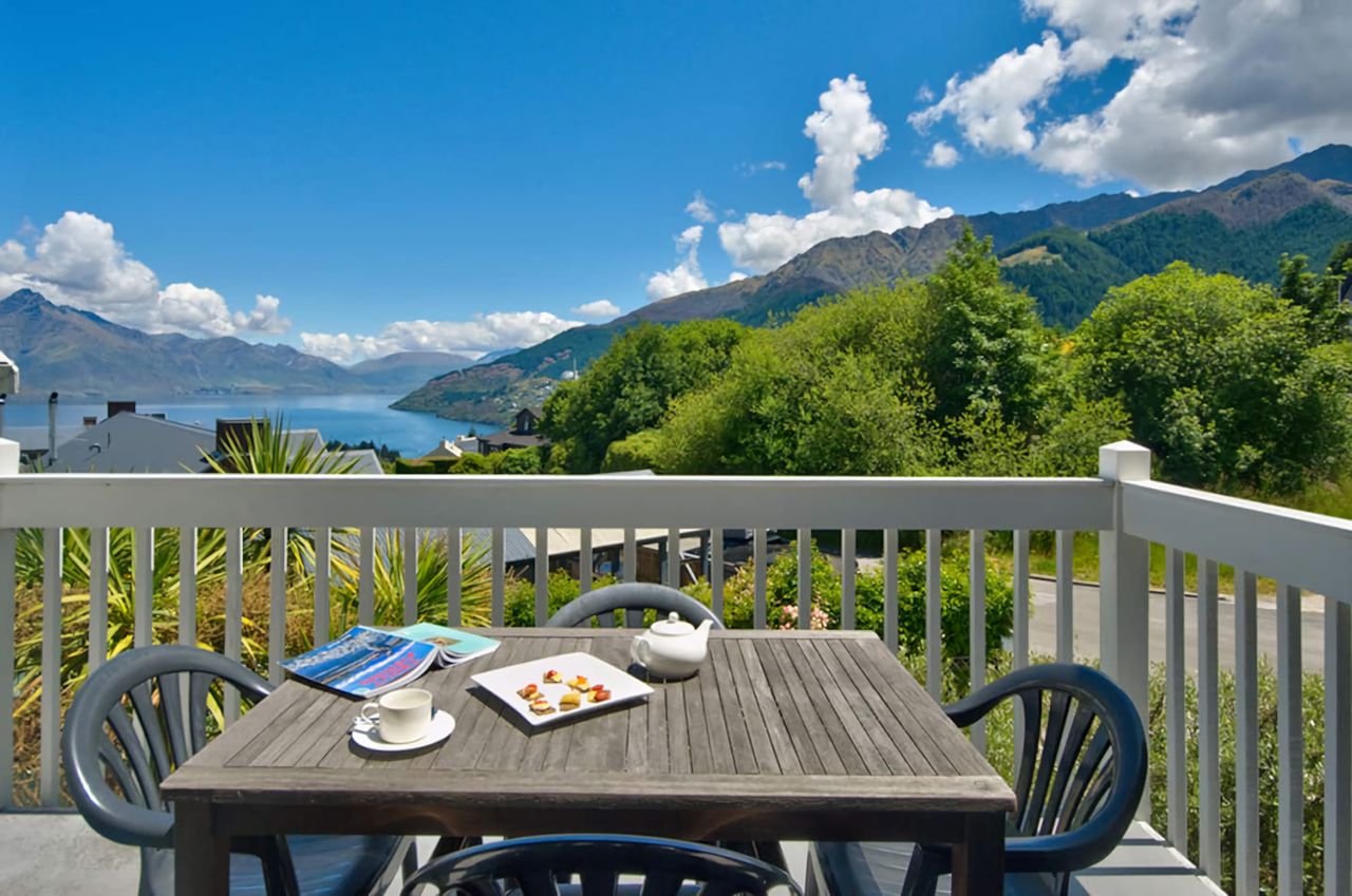 Enjoy the breakfast / brunch / lunch or even dinner on the deck