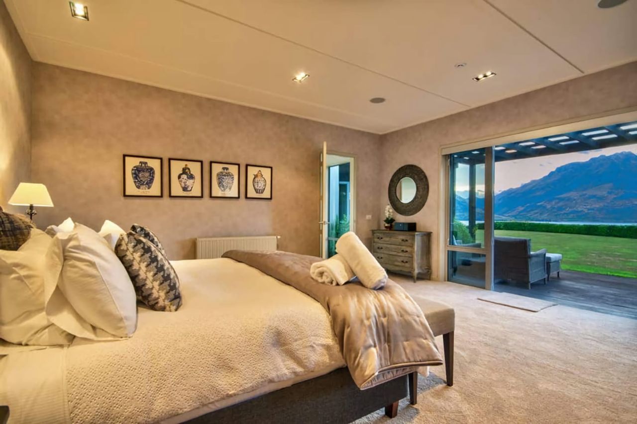 Master bedroom - opens out to deck area