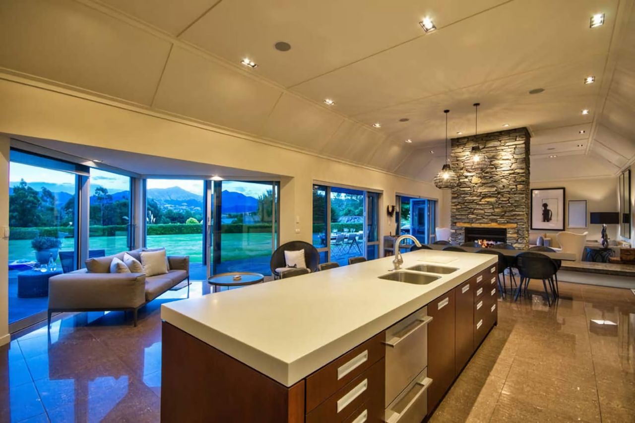 Open plan living & dining areas with great views of the mountains
