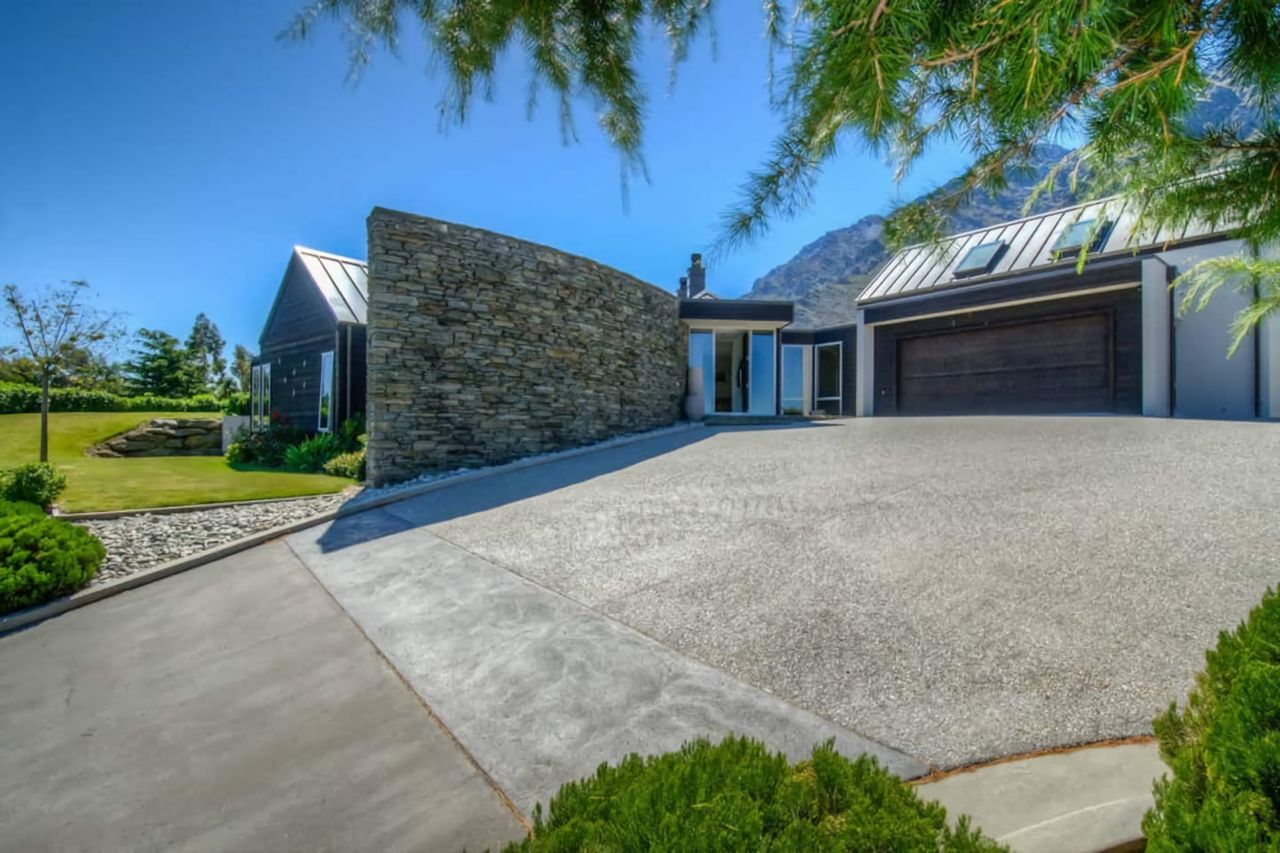 Plenty of space for cars and boats!